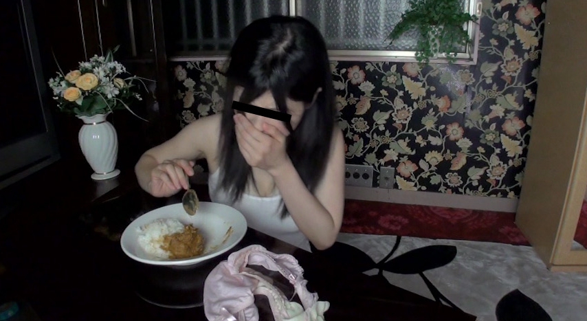 可愛い女の子が自分のウンコを食べる25