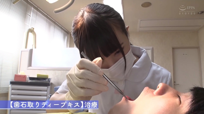歯医者で歯科衛生士の女性にディープキスされながら治療27